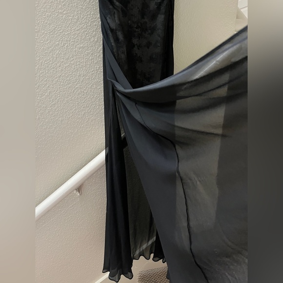 Aidan Mattox Women’s One Shoulder Black Gown with Sequins, size 2 - Picture 5 of 5